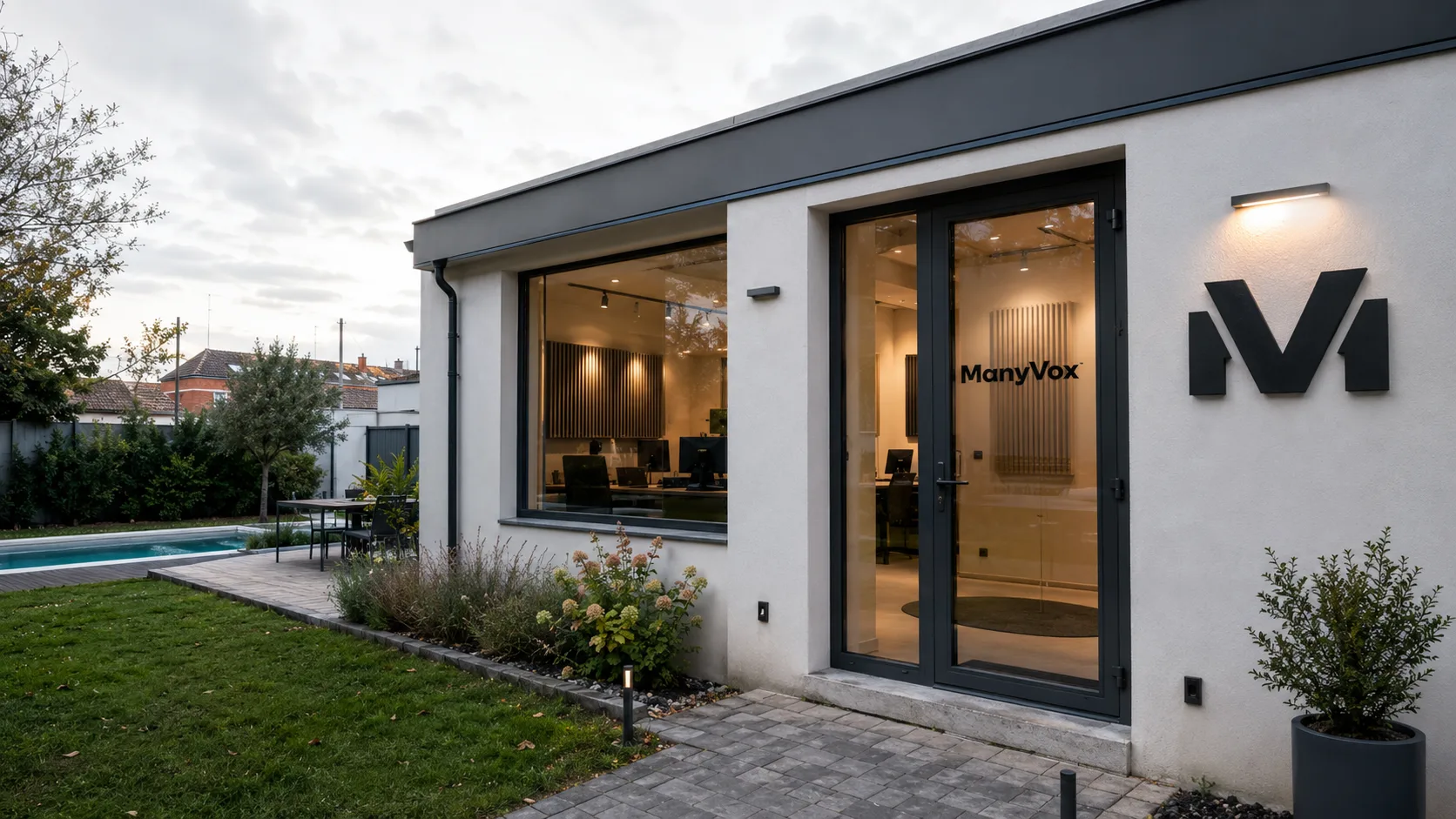 Le bâtiment ManyVox avec son entrée et son logo